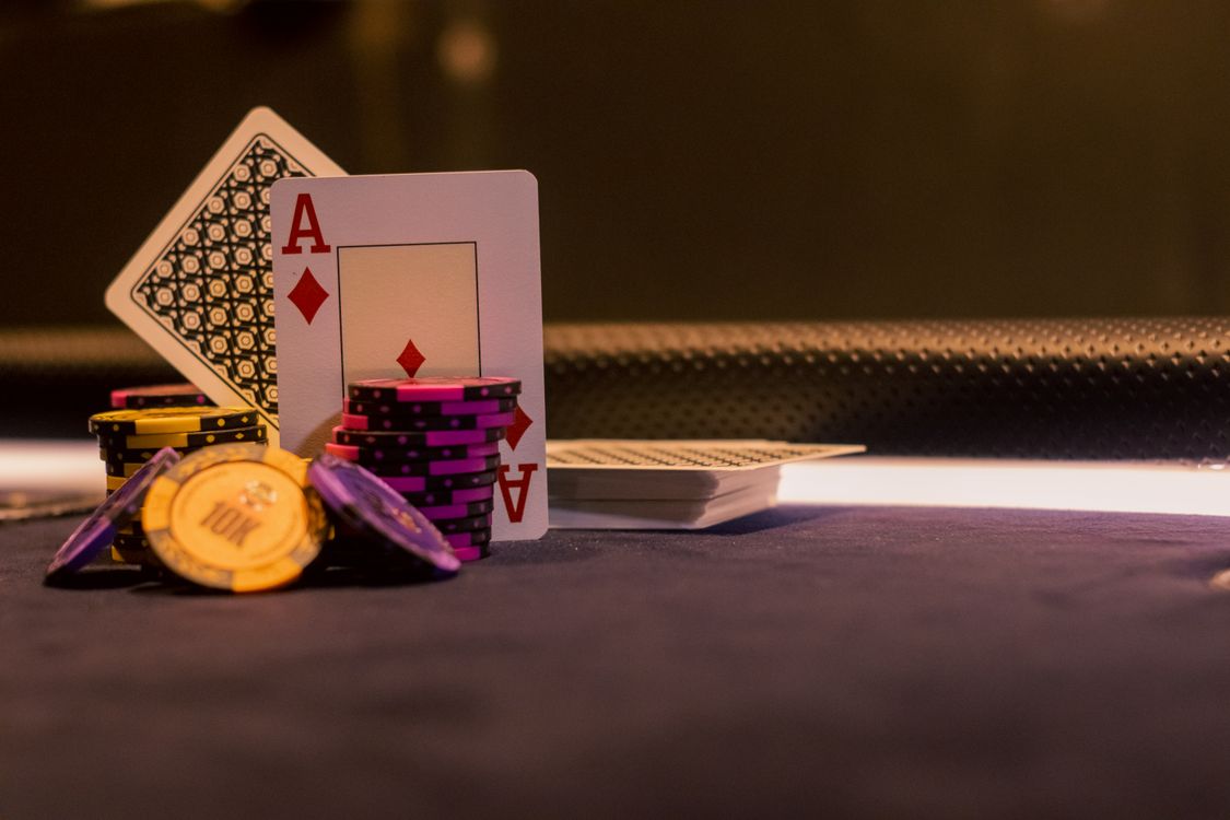 Kartu remi dan chip poker di meja kasino