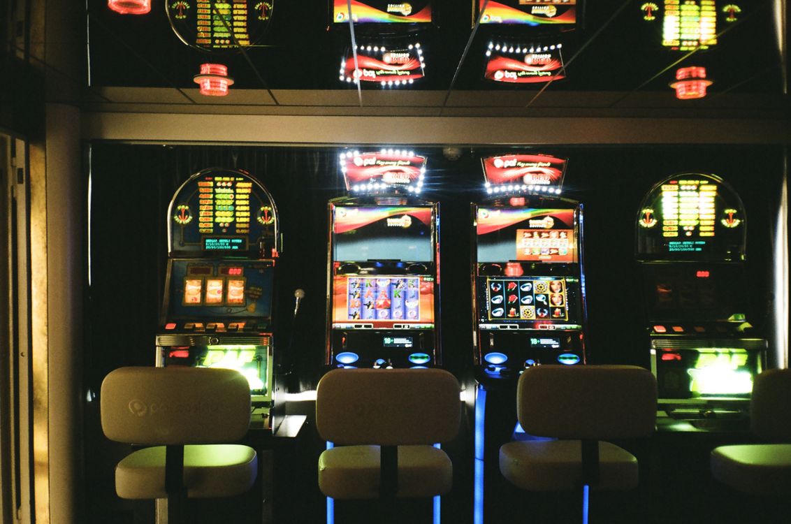 Suasana kasino dengan pencahayaan neon