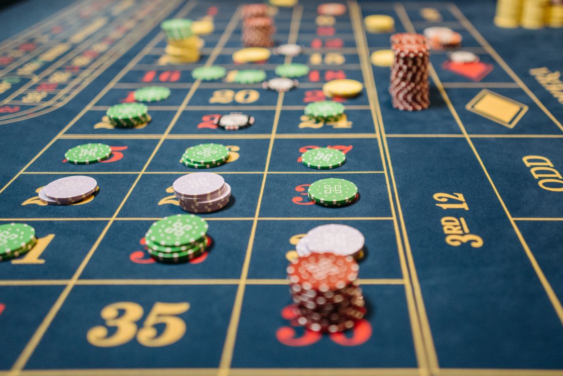 Meja roulette di kasino dengan chip warna-warni
