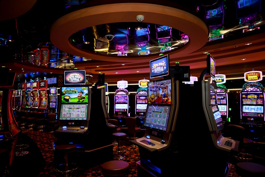Lantai kasino dengan mesin slot berwarna-warni