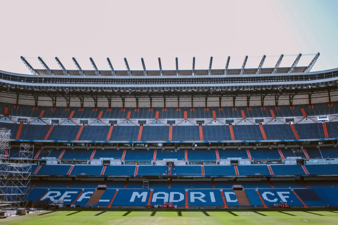 Stadion sepak bola kosong dengan tribun penonton